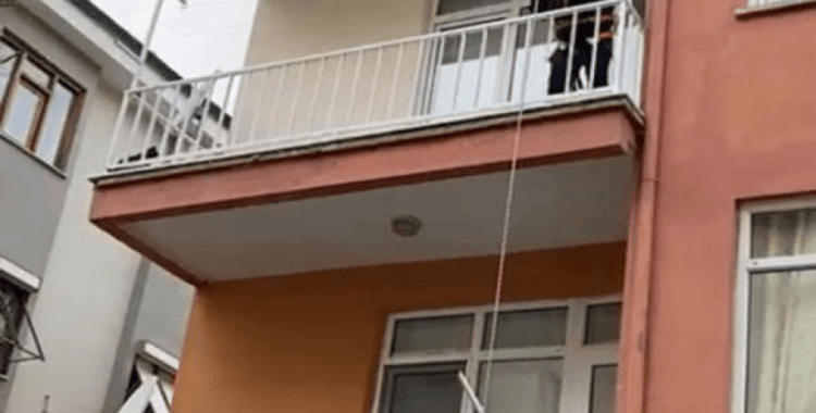Balkonda mahsur kalan kediyi itfaiye ekipleri kurtardı