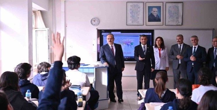 Vali Canbolat, liseli gençlerle bir araya geldi
