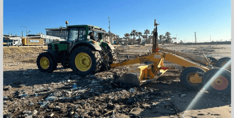 Karaduvar sahili denizden gelen atıklardan temizlendi