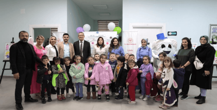 Minik ellerden resim sergisi