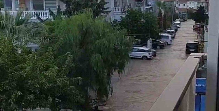 Ünlü tatil merkezi Çeşme sağanağa teslim oldu