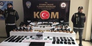 İstanbul merkezli 3 ilde düzenlenen operasyonla yakalanan çete üyeleri adliyeye sevk edildi