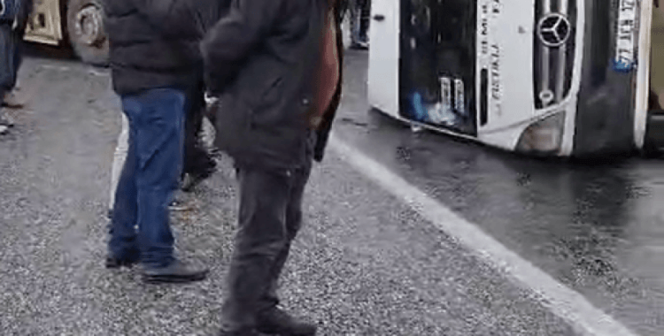 Yalova’da yolcu minibüsü, hafif ticari araç ve tırla çarpıştı: 4 yaralı