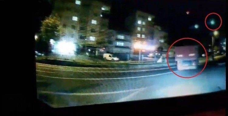 Kamyonet kazası araç kamerasına yansıdı
