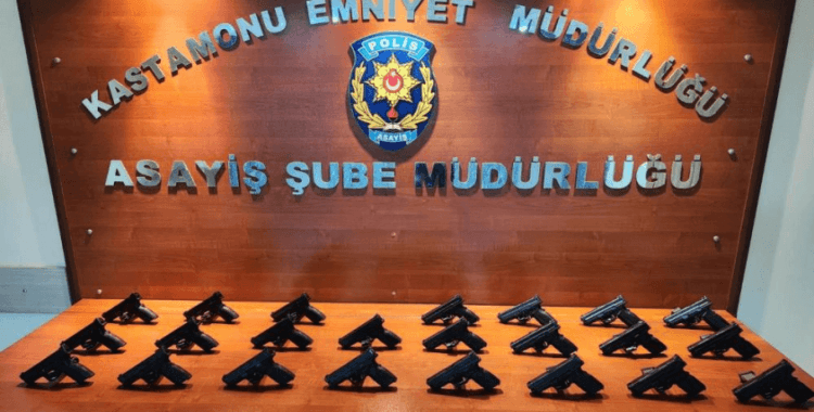 Kastamonu’da durdurulan araçta 23 adet ruhsatsız tabanca ele geçirildi: 3 gözaltı
