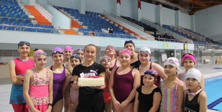 Öğrencilerden antrenörlerine unutulmaz ’Öğretmenler Günü’ sürprizi
