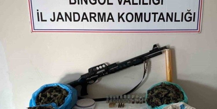 21 yıl hapis cezası bulunan 2 zanlı, saklandıkları evlerde yakalandı
