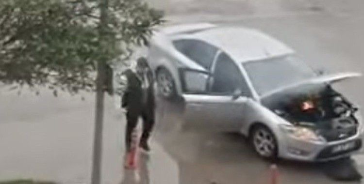 Alev alan otomobil ekipleri harekete geçirdi
