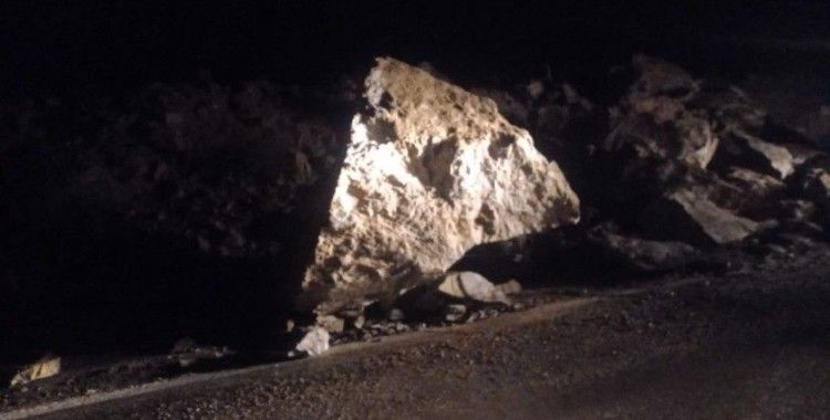 Artvin - Ardahan karayolundaki heyelan yolu ulaşıma kapattı
