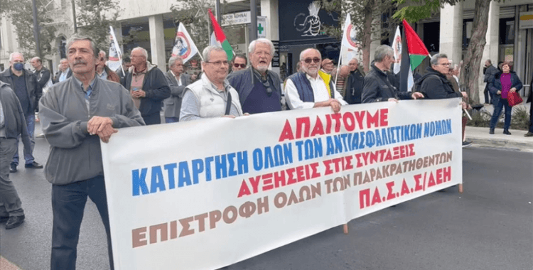 Yunanistan'da emekliler maaş zammı istedikleri eylemde Filistin'e destek mesajı verdi