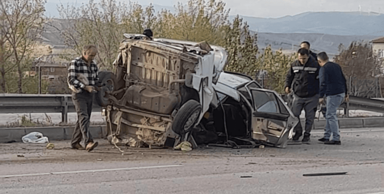 Amasya’da kazada otomobil hurdaya döndü: 2 yaralı