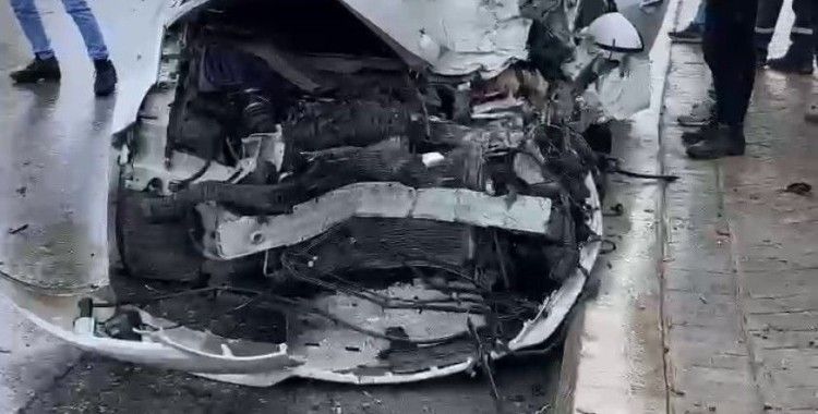 Hurdaya dönen otomobilde sıkışan kadın sürücü yaralandı
