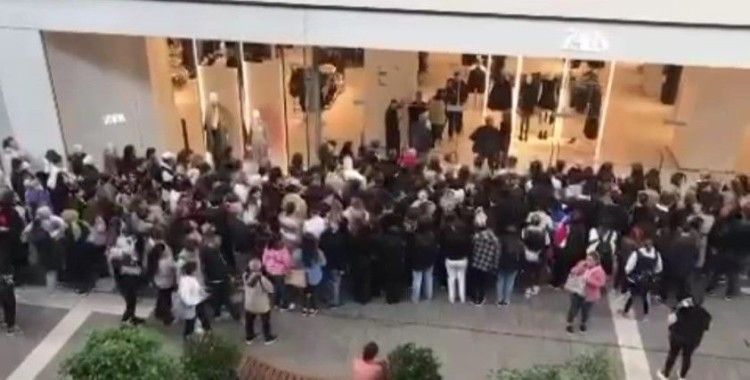 Güvenlik kontrolünden geçenler mağazalara böyle akın etti
