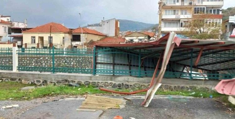 Söke’de sağanak yağış ve kuvvetli rüzgar hayatı olumsuz etkiledi
