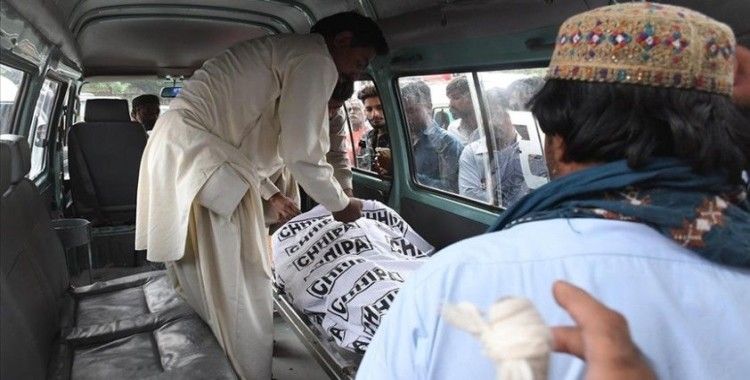 Pakistan'da bir alışveriş merkezinde çıkan yangında 11 kişi öldü, 22 kişi yaralandı