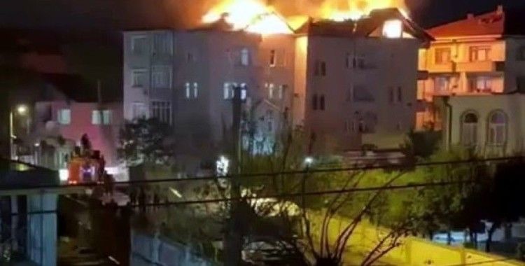 Sakarya’da çatı alevlere teslim oldu, o anlar kamerada
