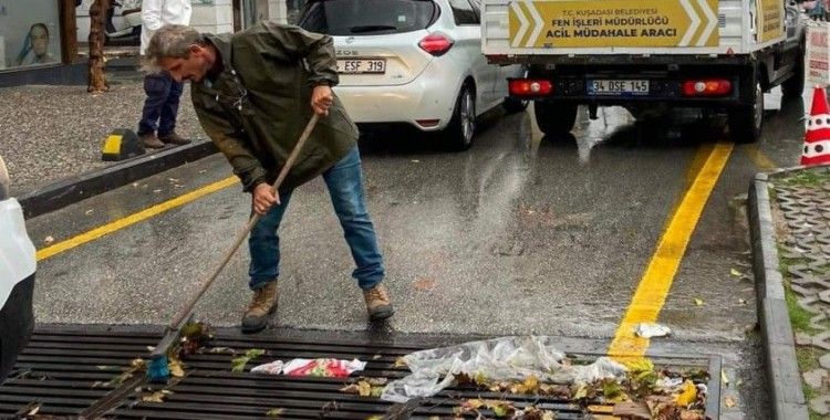 Kuşadası Belediyesi sağanağa karşı sahada
