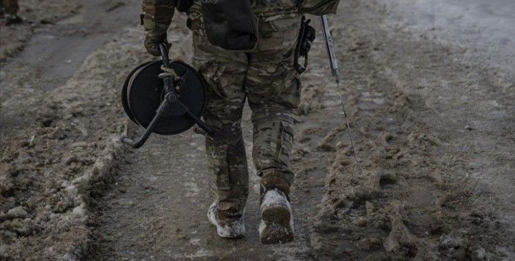 Ukrayna ordusu Ruslardan alınan bölgelerde mühimmat temizliyor