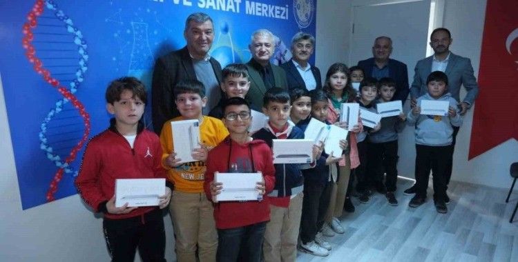 Kuyucak’ta BİLSEM öğrencilerine tablet hediye edildi