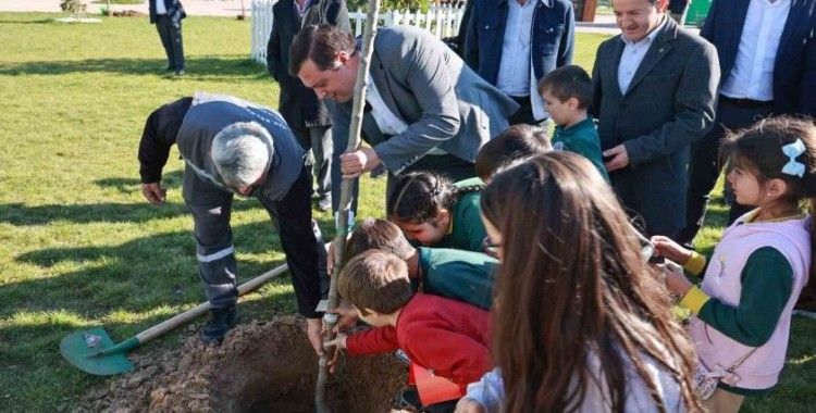 Fidanlar bu kez şehit öğretmenler anısına toprakla buluştu
