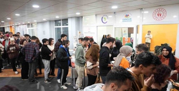 Üniversite öğrencilerine anne yemeği
