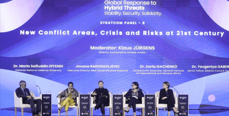 Uluslararası Stratejik İletişim Zirvesi'nde "21. Yüzyılda Yeni Çatışma Alanları, Krizler ve Riskler" paneli yapıldı