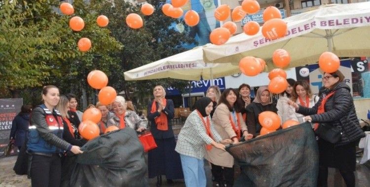 Kadına şiddete dikkat çekmek için yüzlerce balon gökyüzüne bırakıldı
