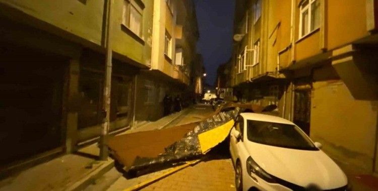 İstanbul’da fırtına etkisini sürdürüyor: Kağıthane’de bir binanın çatısı uçtu

