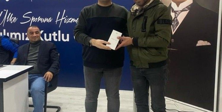 Lisans parasını bulamayan kulüp yöneticisi cep telefonunu sattı
