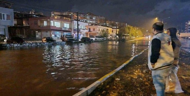 Milas’ı sağanak vurdu, yollar göle döndü, evlere su bastı