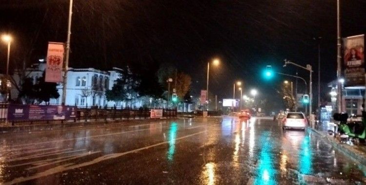 İstanbul Anadolu Yakası’nda sağanak yağış etkili oluyor
