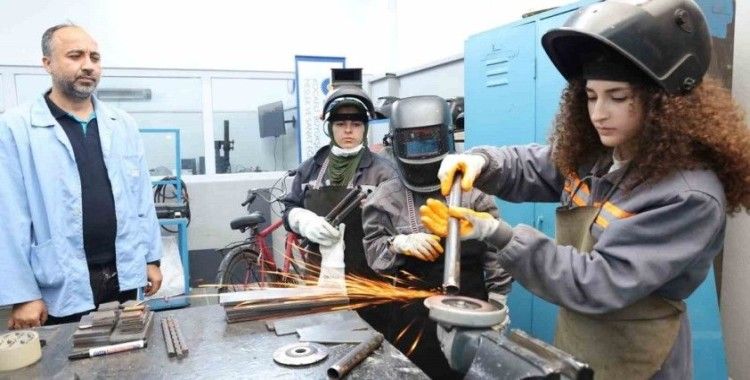 Kızlar erkek öğrencilere meydan okudu
