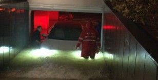 İzmir’de otoparkı su bastı, lüks araçlar sular altında kaldı
