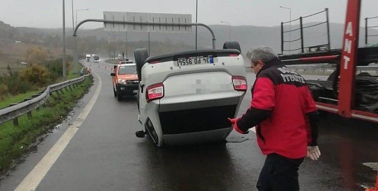 Otomobil otoyolda takla attı: 2 yaralı
