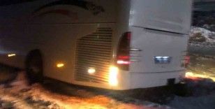 Artvin’de otobüs kara saplandı, yolda yolcular mahsur kaldı
