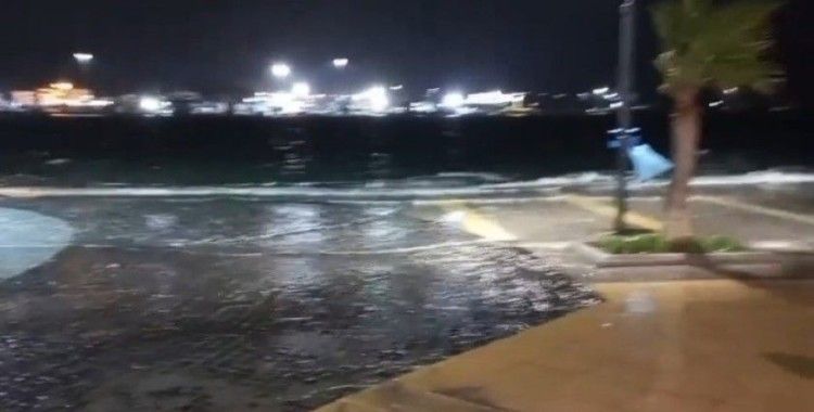 İzmir’de fırtına etkili oluyor: Dalgalar kıyıya vurdu, deniz taştı
