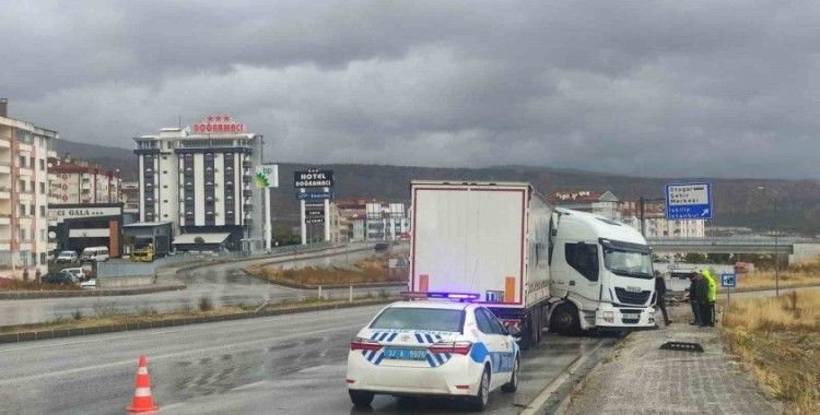 D100’de makaslayan tır trafikte aksamaya sebep oldu