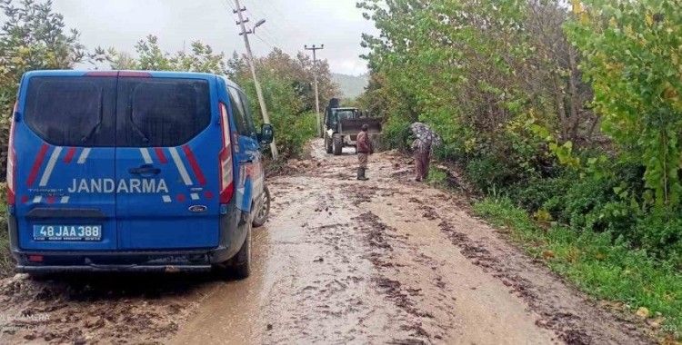 Seydikemer’de dere taştı, mahsur kalan hayvanlar kurtarıldı