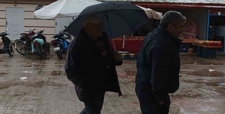 Pazarcı esnafının yağmur ve şiddetli rüzgarla imtihanı