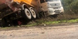 Kayganlaşan yolda kontrolü kaybolan tır devrildi: 1 yaralı

