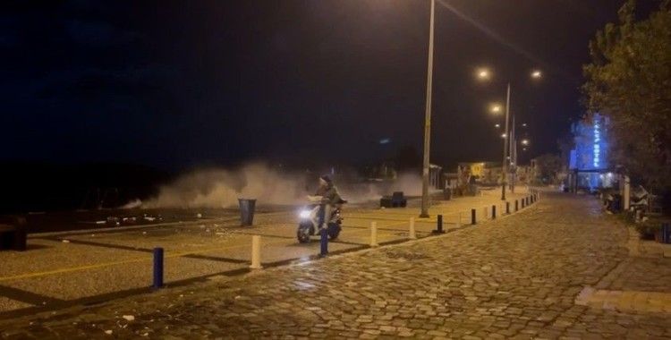 Foça’da fırtına iskeleyi yıktı
