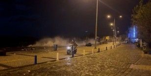 Foça’da fırtına iskeleyi yıktı
