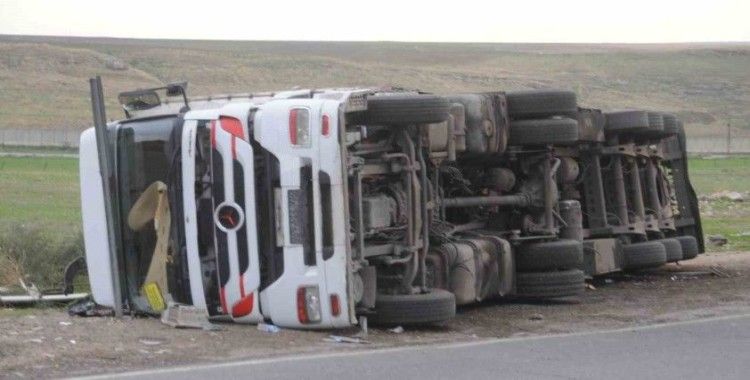 Cizre’de virajı alamayan tır devrildi: 1 yaralı