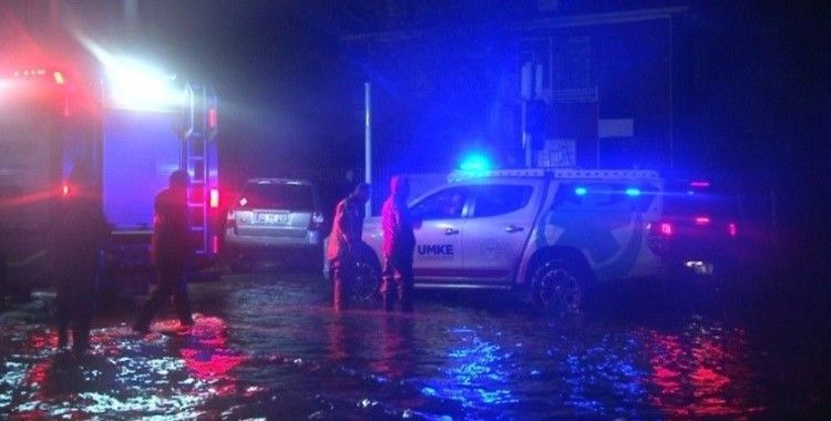 İzmir’de ev ve iş yerlerini su basarken mahsur kalanları zabıta kurtardı
