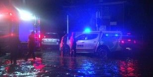 İzmir’de ev ve iş yerlerini su basarken mahsur kalanları zabıta kurtardı
