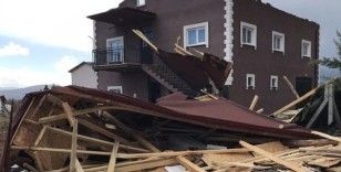 Beyşehir’de fırtınada evlerin çatısı uçtu
