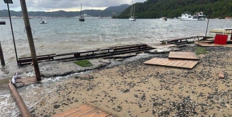Marmaris’te sağanak yağışlar ve şiddetli dalgalar iskeleleri söktü
