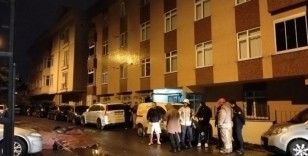 İstanbul’da fırtınada uçan çatı otomobillerin üstüne düştü
