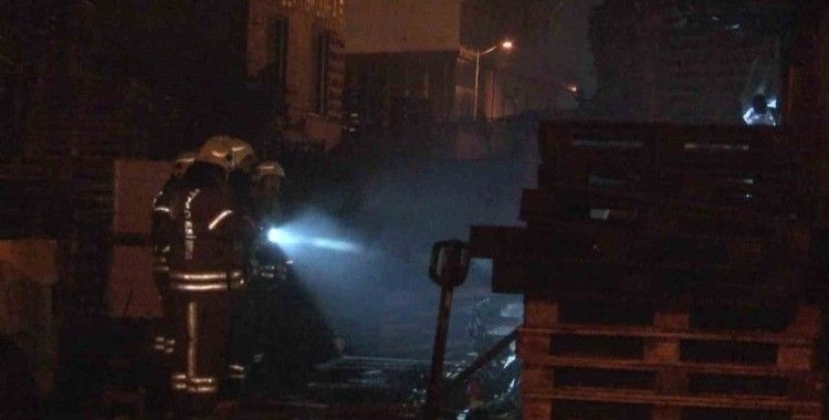 Tuzla’da bir iş yeri alev alev yandı
