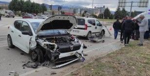 Amasya'da kavşakta iki otomobil çarpıştı: 3 yaralı